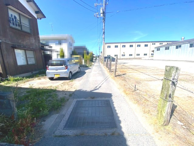 夜見町リフォーム物件【F】の前面道路含む現地写真|前面道路は公道になり、道路幅員は約2ｍになります。国道431号線方面からだと普通車でもアクセス可能になります。