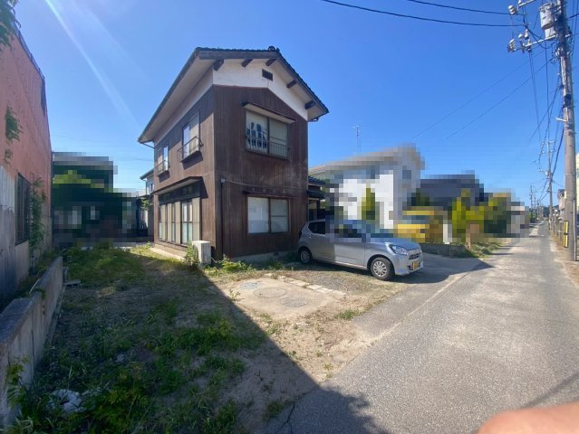 夜見町リフォーム物件【F】の外観|車種制限はありますが、3～4台駐車可能になります。間口もしっかりある不動産になります。