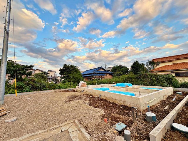 《仲介手数料半額》狭山市柏原第15　全9棟　6号棟の前面道路含む現地写真