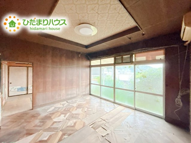 いわき市小川町上小川字北赤沼　中古戸建　の居間・リビング|南に面した大きな窓から差し込む光で日中は電気いらず♪