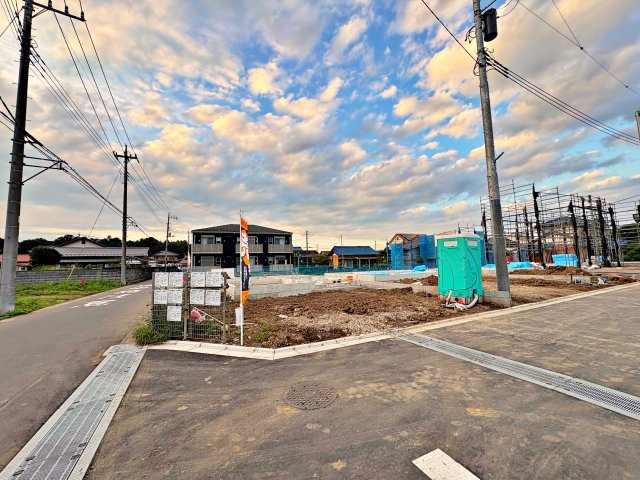 《仲介手数料半額》狭山市柏原第15　全9棟　1号棟の前面道路含む現地写真