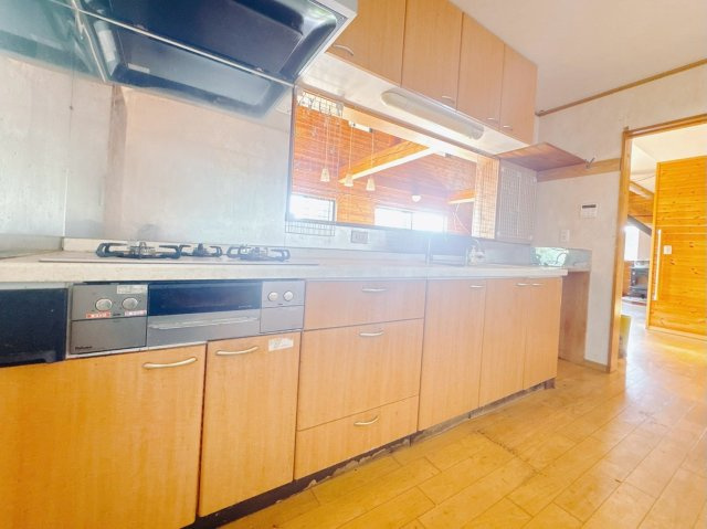 【中古戸建】前橋市粕川町膳のキッチン|■キッチン｜ワークトップの幅が広く、お子様といっしょにお料理をつくったり、ちょっとしたパーティーも楽しめます。フラットなのでお掃除がしやすいのもポイントです♪