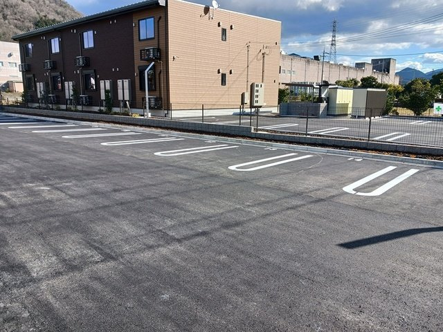 メゾンパーク　枚田岡　Ａ棟の駐車場
