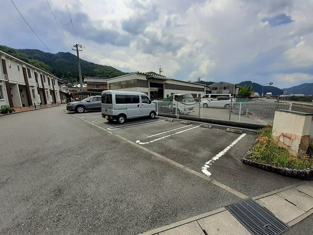 グラン　ミラージュの駐車場
