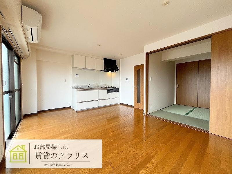 京都市西京区桂南巽町の賃貸マンションの居間・リビング