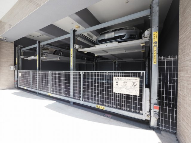 TLRレジデンス高井田の駐車場
