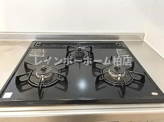 仲介手数料（賃料の1.10ヵ月）の50％OFF対象物件！のキッチン|３口ガスコンロです