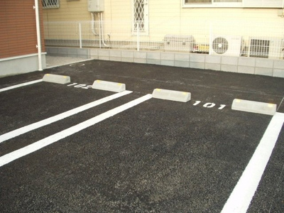 【駐車場】 | ブルーベイｕｃｈｉｊｕｋｕ５ | 駐車場があるので、車を買う予定の方も安心です