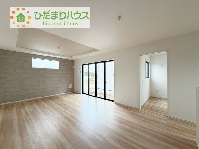 【居間・リビング】 | 取手市藤代南3期　新築戸建　1号棟 | リビングの窓からはあたたかな日差しが差し込みます(*'▽')