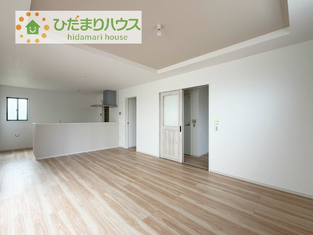 【居間・リビング】 | 取手市藤代南3期　新築戸建　1号棟 | お子様が元気に遊べる広々としたリビングです！