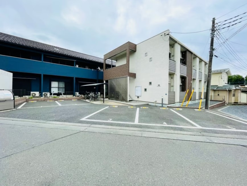 クレイノレオ　ナイトウの駐車場