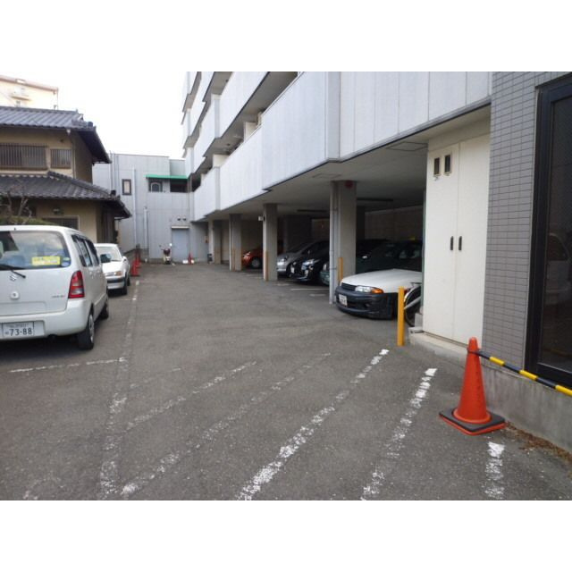 ロイヤルメゾンの駐車場