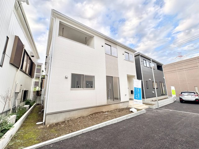《仲介手数料半額》狭山市中央第8　全3棟　2号棟の外観|マルエツ入間川店まで徒歩4分の便利な立地。全3棟で販売開始された新築住宅で、住宅性能評価書を取得しています。陽当たりも良好で、毎日の暮らしを快適にサポートします。