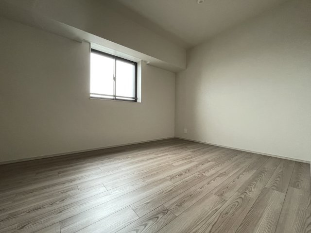 レーベン古河REFAIMEの洋室