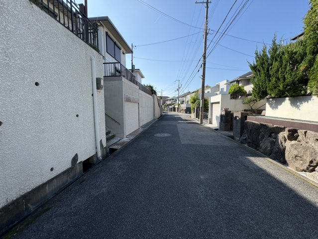有野台4丁目上物付土地の前面道路含む現地写真