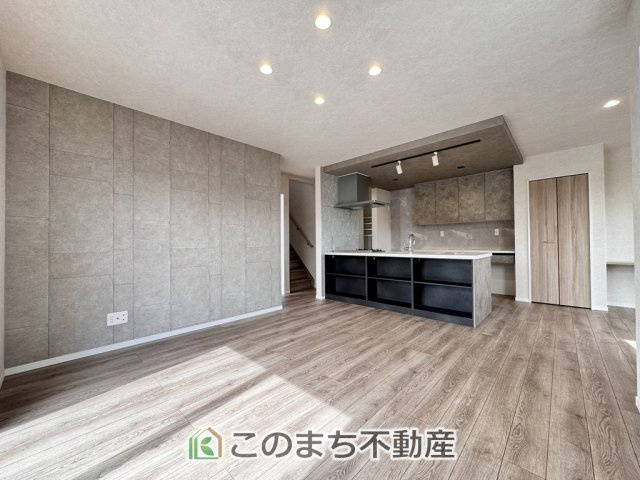 ワイウッドコート宇都宮市駒生町第5期の居間・リビング|開放感のある広々としたリビング☆家族みんなでゆったりくつろげます♪
南側から暖かな日差しが差し込みます♪キッチンからリビングの様子がよく見渡せます☆