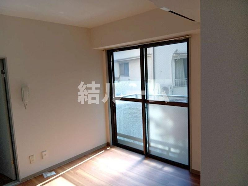 中野区新井４丁目の賃貸マンションの居間・リビング