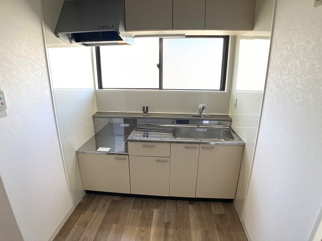 ドルフェスのキッチン|コンロ設置可能キッチン、窓が付いてます