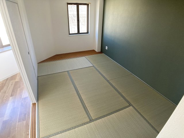 ドルフェスの内装|お洒落な雰囲気の壁紙を採用