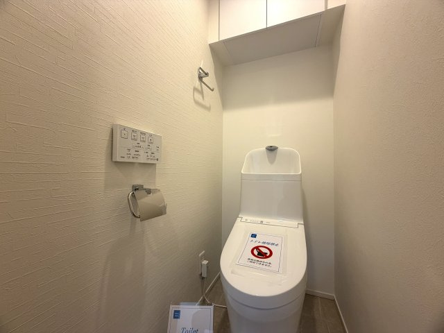 帷子川のせせらぎを五感で感じながら生活するのもワルクナイ。現地に来て見て感じてほしい。美しく生まれ変わった室内もなかなか！コンパクトでありながらも狭さを感じさせない『セザール上星川』リノベーションのトイレ|トイレもきれいです