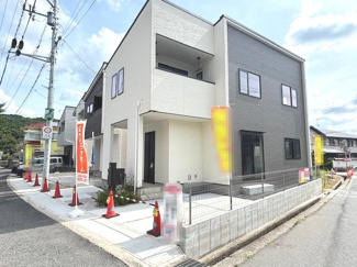 【外観】 | 安佐南区伴中央2丁目（伴中央駅）No1 | モノトーンのスタイリッシュな外観デザインです。角地風の開けた敷地位置により日当たりや風通りが期待でき、前面には駐車スペースを確保しています。