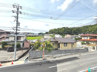 【展望】 | 安佐南区伴中央2丁目（伴中央駅）No1 | バルコニーからの眺望です。周辺は低層の住宅街が広がり、遠くに山並みを望む開放的な景観。前面道路との距離が保たれており、通風・採光ともに良好な住環境です。