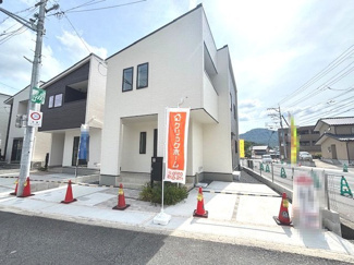 【外観】 | 安佐南区伴中央2丁目（伴中央駅）No1 | モノトーンを基調とした、シンプルで洗練された外観デザインの新築戸建です。並列2台分の駐車スペースを確保しており（車種による）、前面道路も整備された落ち着いた環境に位置しています。