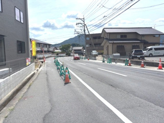 【前面道路含む現地写真】 | 安佐南区伴中央2丁目（伴中央駅）No1 | 周辺は視界が開けた整備された道路環境です。アストラムライン「伴中央」駅まで徒歩9分とアクセスが良く、通勤・通学の利便性と落ち着いた住環境を兼ね備えています。