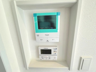 【セキュリティ】 | 安佐南区伴中央2丁目（伴中央駅）No1 | ニッチ部分にモニター付きインターホンと給湯器リモコンを集約配置。壁面からの飛び出しを抑えて見た目もすっきりスマートにまとまり、室内での移動の邪魔になりません。