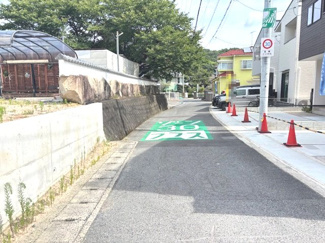 【前面道路含む現地写真】 | 安佐南区伴中央2丁目（伴中央駅）No1 | 前面道路は幅員約4mの公道に接しています。交通量が限られた落ち着いた住環境で、お子様連れのご家族も安心して通行できます。敷地への出入りもスムーズに行える道路状況です。