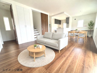 【居間・リビング】 | 安佐南区伴中央2丁目（伴中央駅）No1 | リビング階段を採用し、ご家族のコミュニケーションが自然と生まれる間取りです。リビング内には扉付きの収納を完備。日用品や掃除道具をすっきりと収められ、生活感を抑えられます。