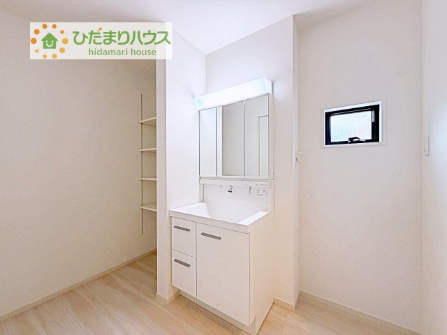 【洗面所】 | 取手市井野8期　新築戸建　1号棟 | ゆったりとした洗面所には物入れを完備！タオルや洗剤をしまえます(^^)/