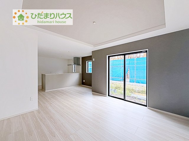 【居間・リビング】 | 取手市井野8期　新築戸建　1号棟 | リビングの窓からはあたたかな日差しが差し込みます(*'▽')