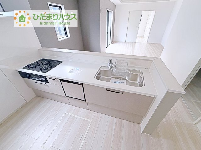 【キッチン】 | 取手市井野8期　新築戸建　1号棟 | 手元は隠しながら、リビングとも会話できるセミオープンキッチン