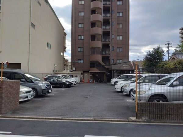 シュロス東白壁の駐車場
