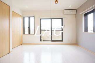 【居間・リビング】 | サニーテラス | 洋室のお部屋です。