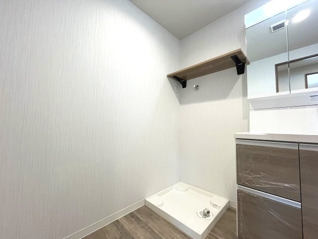 シャルマンコーポ北頭のその他|室内洗濯機置場には棚もついているのでスッキリ片付きます。