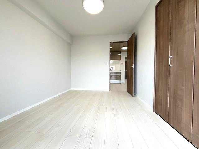 シャルマンコーポ北頭の洋室|コンパクトなお部屋ですが窓や収納があるので快適に過ごせます。