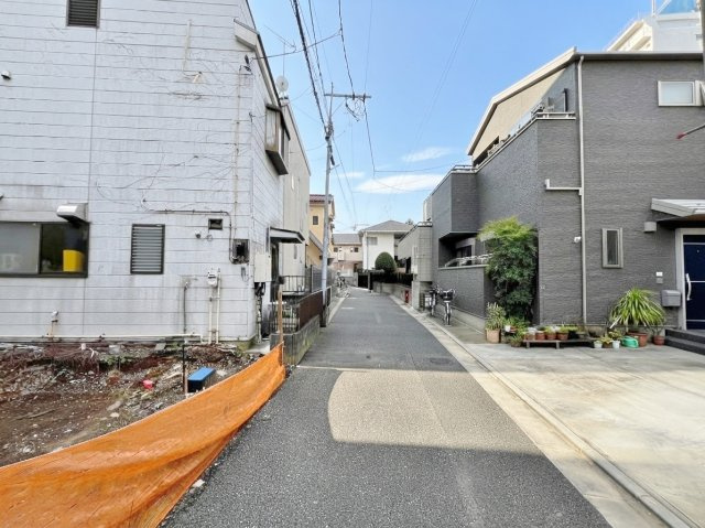 板橋区大谷口上町 限定1区画の前面道路含む現地写真|伸びやかな4M道路に面する整形地
用途地域/近隣商業地域
　建ぺい率/80%
　容積率/400%
土地のみの販売もご相談ください♪