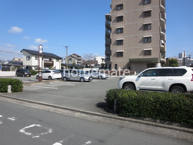 熊本市中央区新大江２丁目の賃貸マンションの駐車場