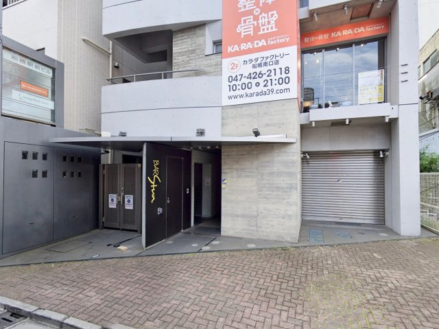 船橋駅前ビルのエントランス