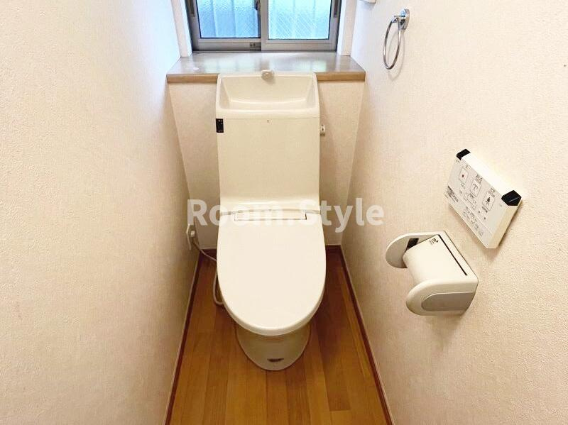 足立区入谷一丁目戸建のトイレ|空室のためご都合に合わせてご内覧できます
お問合せはお電話でもお受付しております。
03-6450-5211