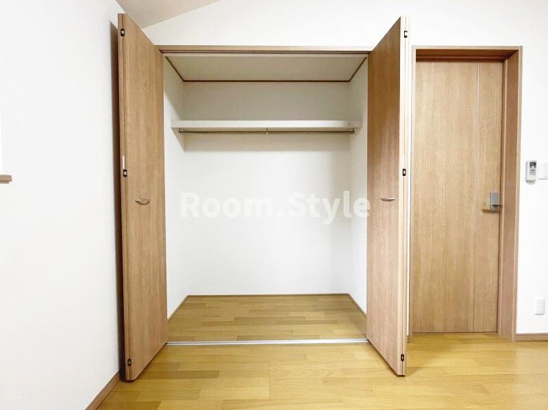 足立区入谷一丁目戸建の収納|6.0帖の洋室です。
空室のためご都合に合わせてご内覧できます
お問合せはお電話でもお受付しております。
03-6450-5211