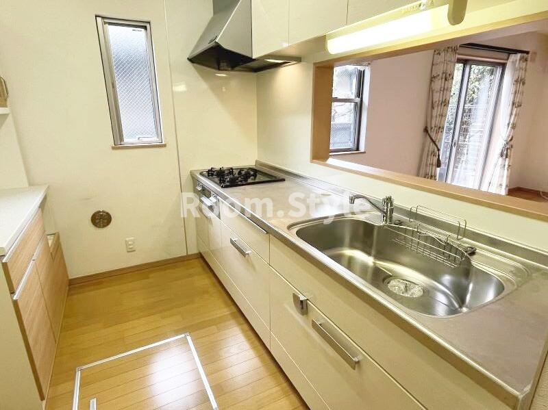 足立区入谷一丁目戸建のキッチン|空室のためご都合に合わせてご内覧できます
お問合せはお電話でもお受付しております。
03-6450-5211