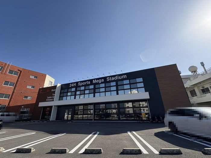 松山市東石井にある「MEGA P・SPO24 松山東石井店」。多彩なトレーニングマシンに加え、スタジオやゴルフ練習場も備えた大型24時間ジムです。