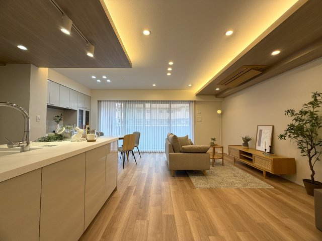 ココはホテルですか！？そう思わせる外観→ロビー→室内と目を奪われる仕様は開いた口が塞がらない。とにかくレベルも高く角部屋特有の恩恵も受けられる『クレストフォルム横浜片倉町』リノベーションの居間・リビング|ゆったりとしたリビングです