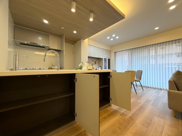 ココはホテルですか！？そう思わせる外観→ロビー→室内と目を奪われる仕様は開いた口が塞がらない。とにかくレベルも高く角部屋特有の恩恵も受けられる『クレストフォルム横浜片倉町』リノベーションの居間・リビング|おしゃれなリビングです