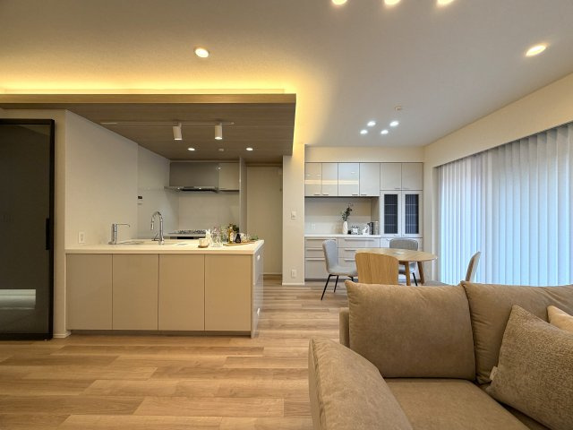 ココはホテルですか！？そう思わせる外観→ロビー→室内と目を奪われる仕様は開いた口が塞がらない。とにかくレベルも高く角部屋特有の恩恵も受けられる『クレストフォルム横浜片倉町』リノベーションの居間・リビング|ゆったりとした居間です