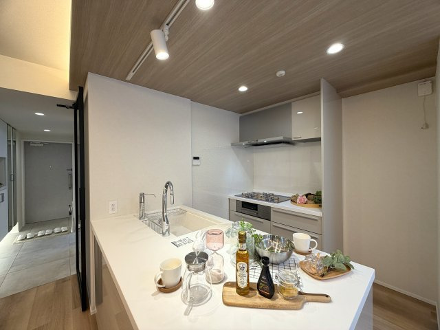 ココはホテルですか！？そう思わせる外観→ロビー→室内と目を奪われる仕様は開いた口が塞がらない。とにかくレベルも高く角部屋特有の恩恵も受けられる『クレストフォルム横浜片倉町』リノベーションのキッチン|コンパクトなキッチンで掃除もラクラク