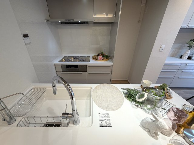 ココはホテルですか！？そう思わせる外観→ロビー→室内と目を奪われる仕様は開いた口が塞がらない。とにかくレベルも高く角部屋特有の恩恵も受けられる『クレストフォルム横浜片倉町』リノベーションのキッチン|キッチンです